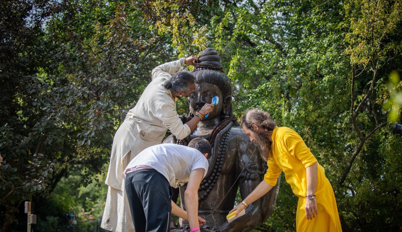 devotees and guruji serving the hindu god shiva