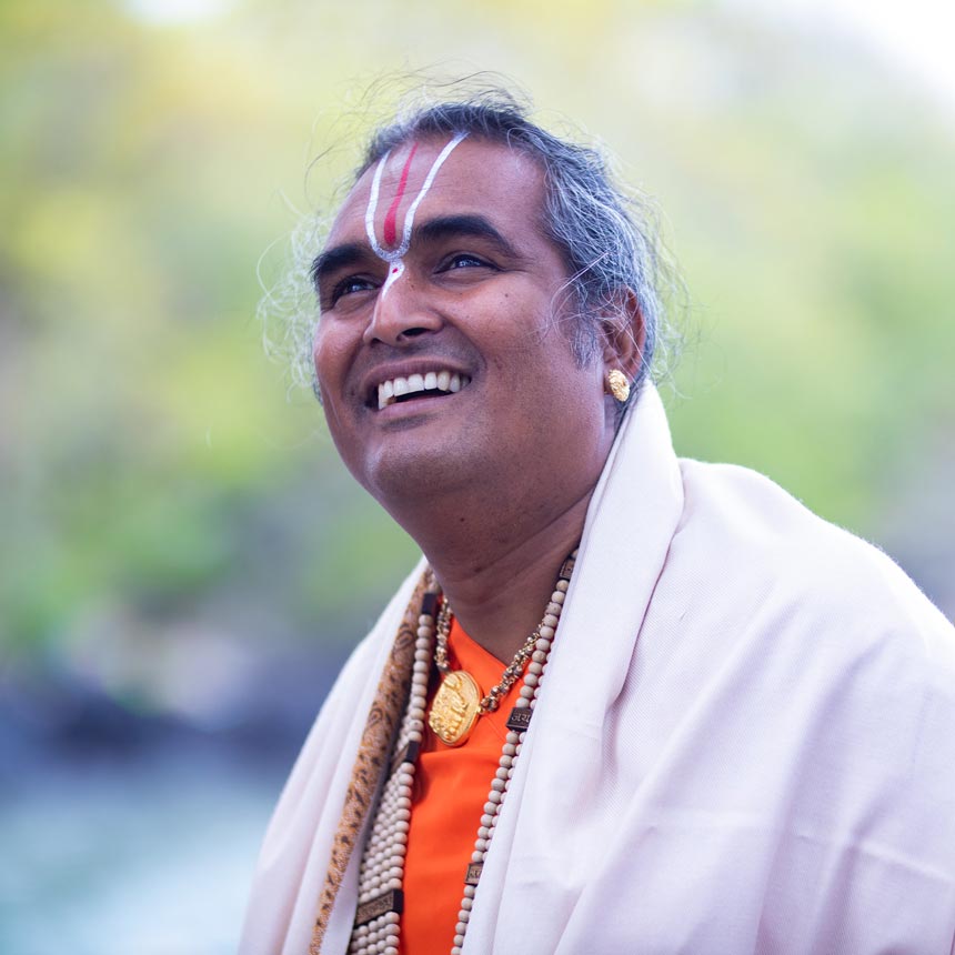 Paramahamsa Vishwananda looking at the sky.